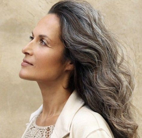 Cheveux longs ondulés gris