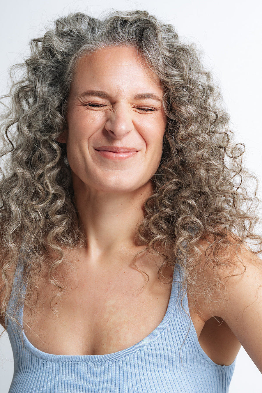 Comment entretenir ses cheveux blancs (et se sentir canon) ?