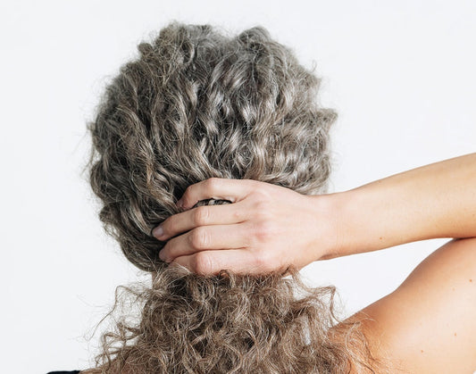 cheveux bouclés cendrés patine