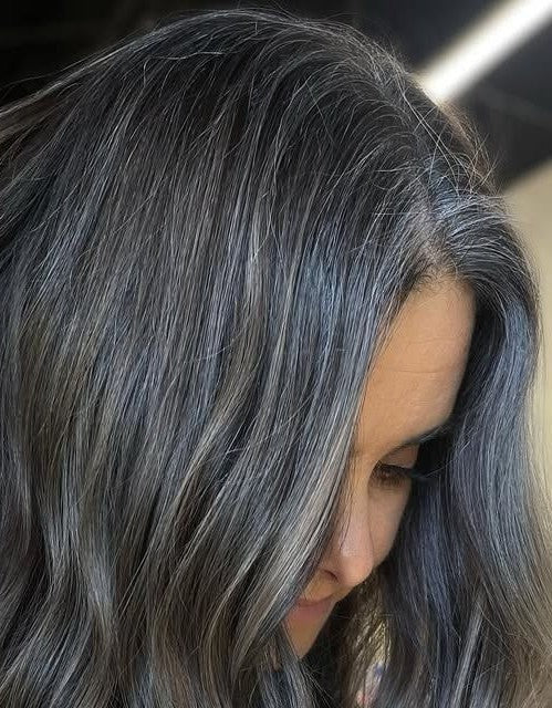 Pourquoi les cheveux deviennent blancs ? Image