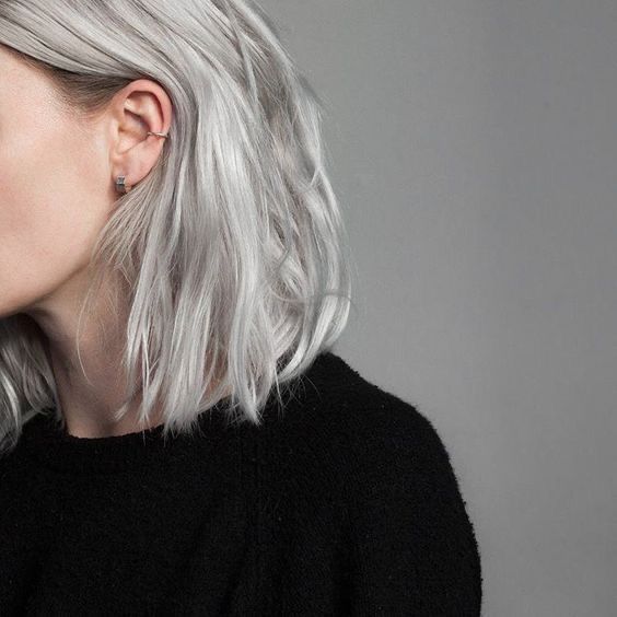 Femme jeune aux cheveux gris-blancs